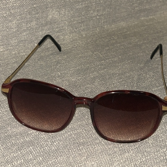 Accessories - Brown tortoiseshell sunglasses with gold accents #sunglasses #glasses